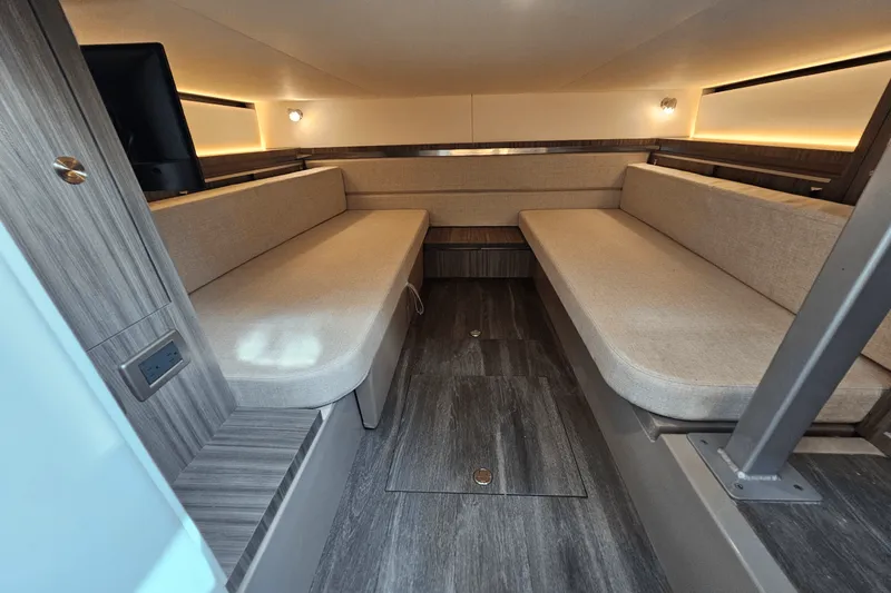 Slide: The Image of Sea Ray 320 SUNDANCER 2024 - 29