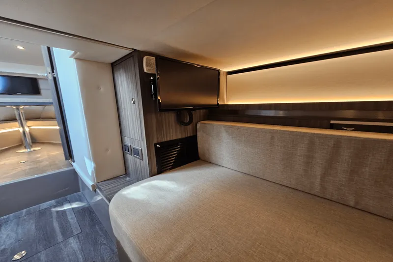 Slide: The Image of Sea Ray 320 SUNDANCER 2024 - 31