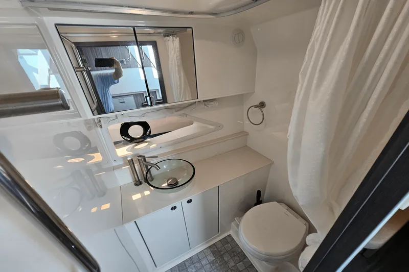 Slide: The Image of Sea Ray 320 SUNDANCER 2024 - 32