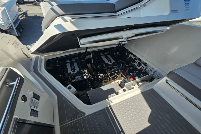 Slide: The Image of Sea Ray 320 SUNDANCER 2024 - 33