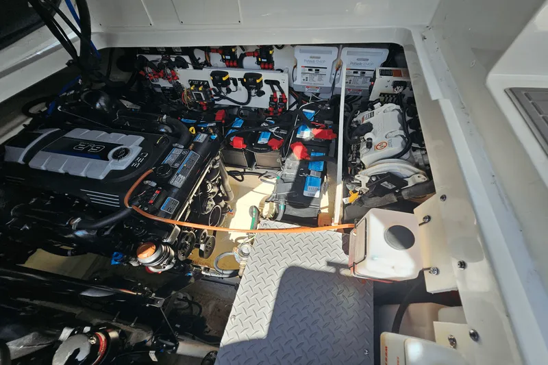 Slide: The Image of Sea Ray 320 SUNDANCER 2024 - 34