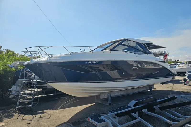 Slide: The Image of Sea Ray 320 SUNDANCER 2024 - 4