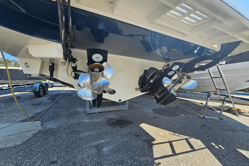 Slide: The Image of Sea Ray 320 SUNDANCER 2024 - 5