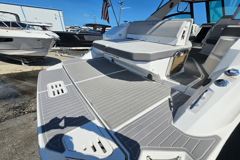 Slide: The Image of Sea Ray 320 SUNDANCER 2024 - 6