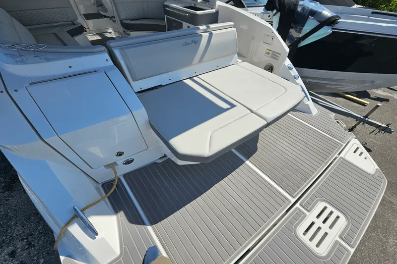 Slide: The Image of Sea Ray 320 SUNDANCER 2024 - 7