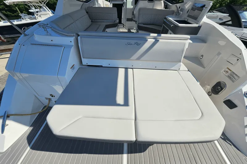 Slide: The Image of Sea Ray 320 SUNDANCER 2024 - 8