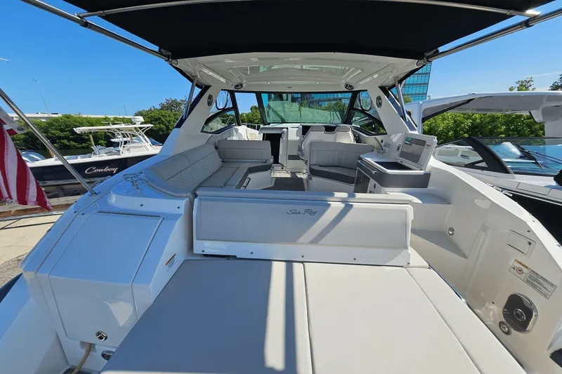 Slide: The Image of Sea Ray 320 SUNDANCER 2024 - 9