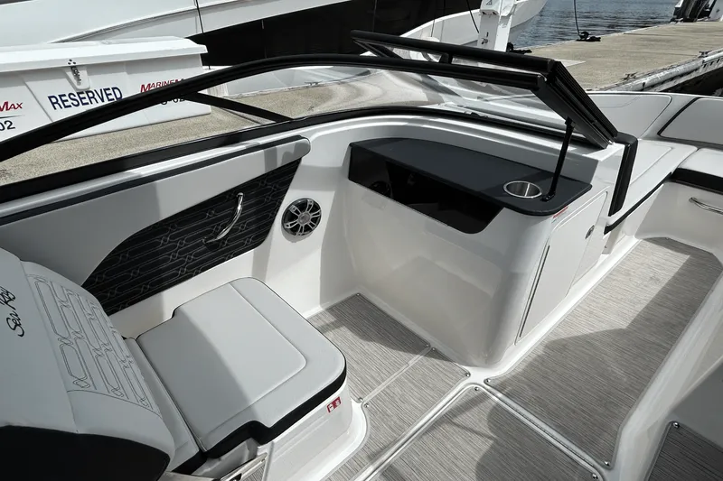 Slide: The Image of Sea Ray SPX 190 Outboard 2025 - 10