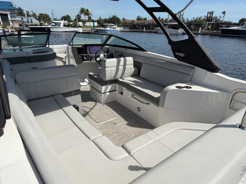Slide: The Image of Sea Ray 270 SD OB 2024 - 15