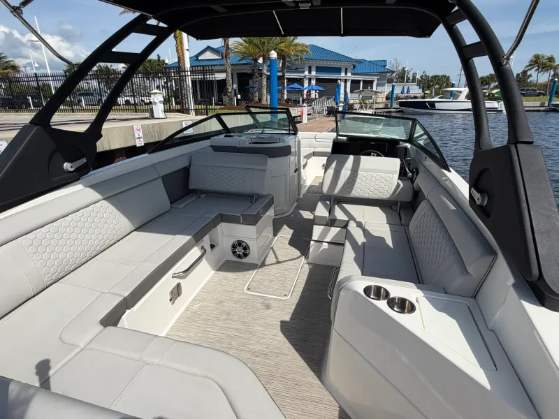 Slide: The Image of Sea Ray 270 SD OB 2024 - 16