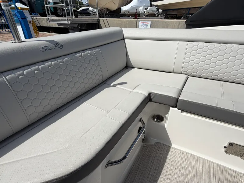 Slide: The Image of Sea Ray 270 SD OB 2024 - 24