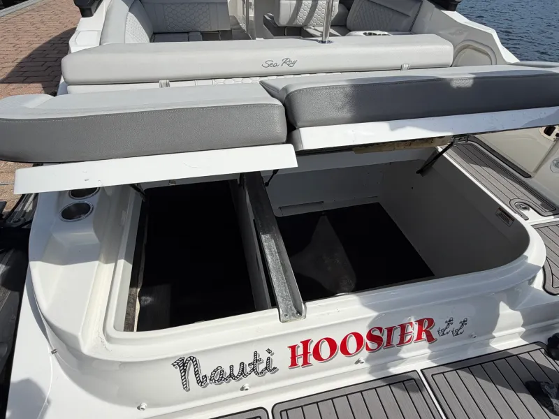Slide: The Image of Sea Ray 270 SD OB 2024 - 14