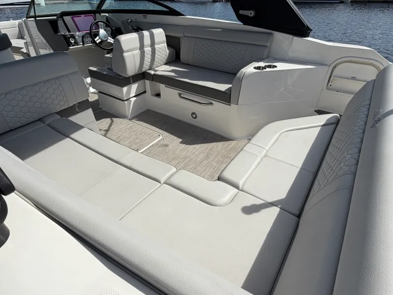 Slide: The Image of Sea Ray 270 SD OB 2024 - 18