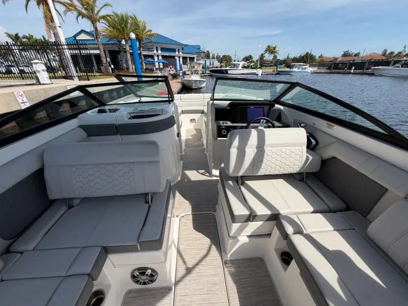 Slide: The Image of Sea Ray 270 SD OB 2024 - 17
