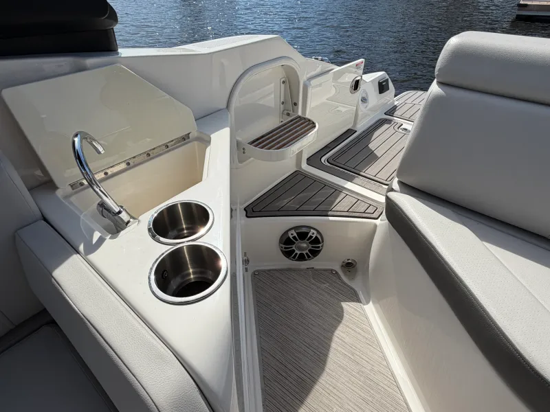 Slide: The Image of Sea Ray 270 SD OB 2024 - 26