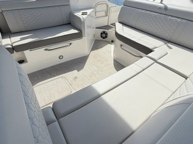 Slide: The Image of Sea Ray 270 SD OB 2024 - 23