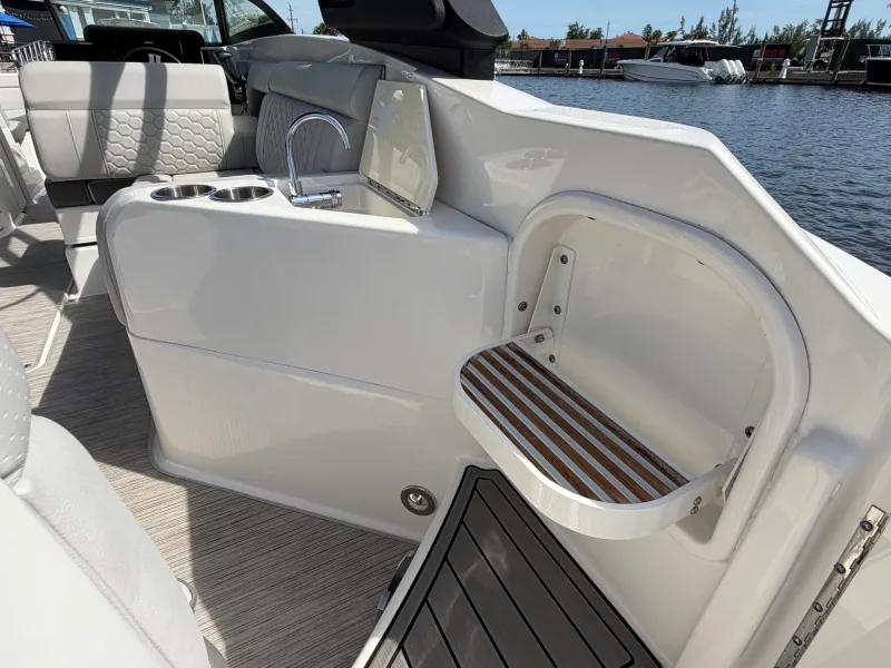 Slide: The Image of Sea Ray 270 SD OB 2024 - 25