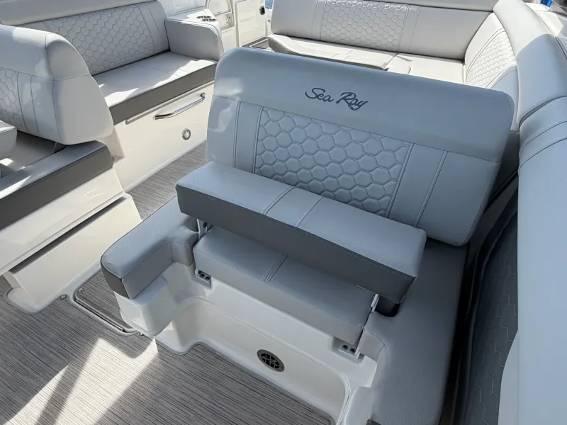 Slide: The Image of Sea Ray 270 SD OB 2024 - 20