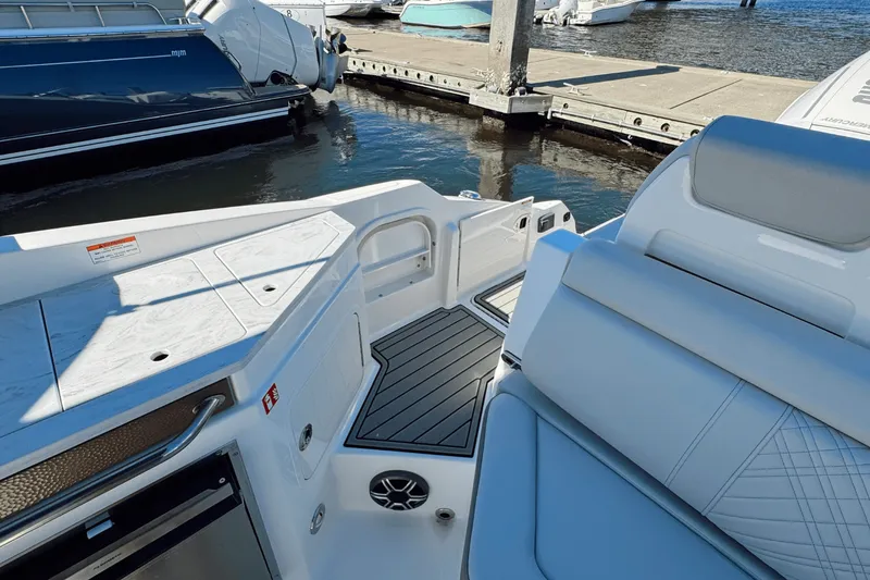 Slide: The Image of Sea Ray SDX 290 Outboard 2026 - 10
