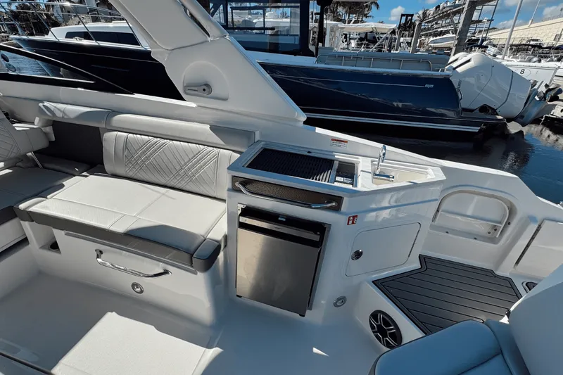 Slide: The Image of Sea Ray SDX 290 Outboard 2026 - 12