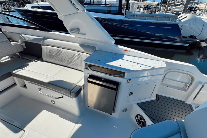 Slide: The Image of Sea Ray SDX 290 Outboard 2026 - 13