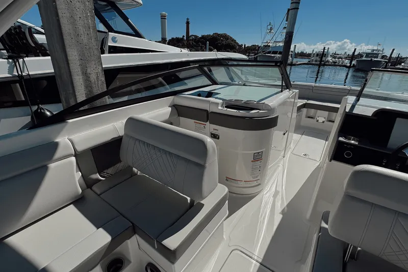 Slide: The Image of Sea Ray SDX 290 Outboard 2026 - 17