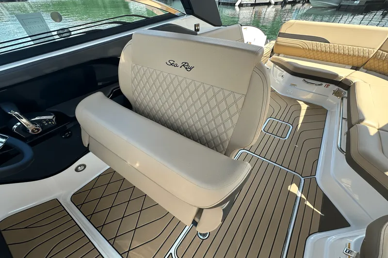 Slide: The Image of Sea Ray SLX 280 2026 - 16