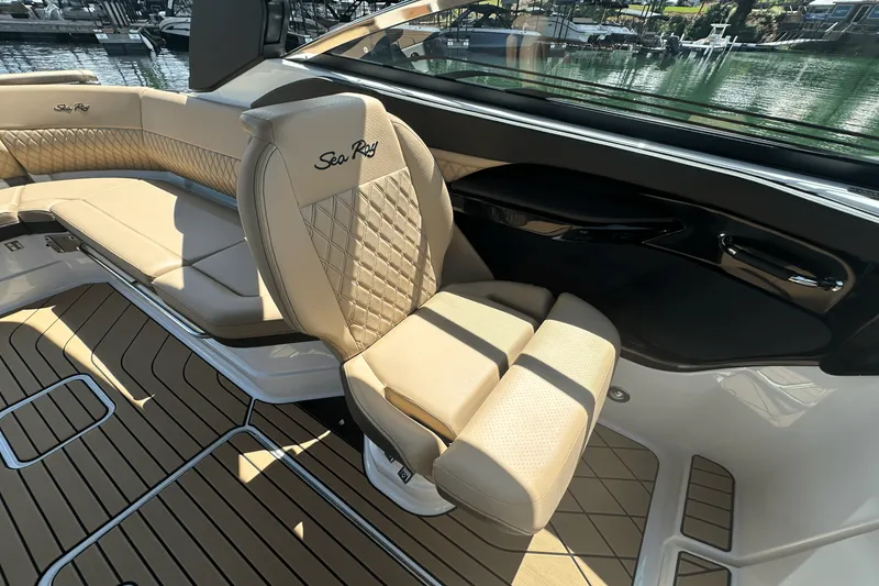 Slide: The Image of Sea Ray SLX 280 2026 - 17