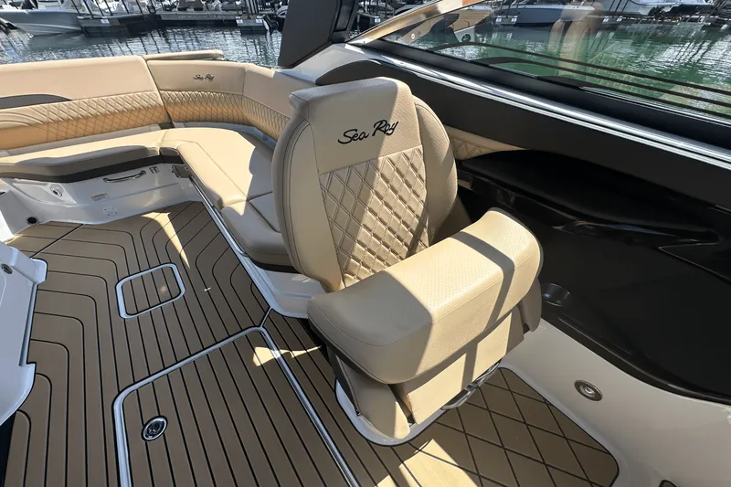 Slide: The Image of Sea Ray SLX 280 2026 - 18