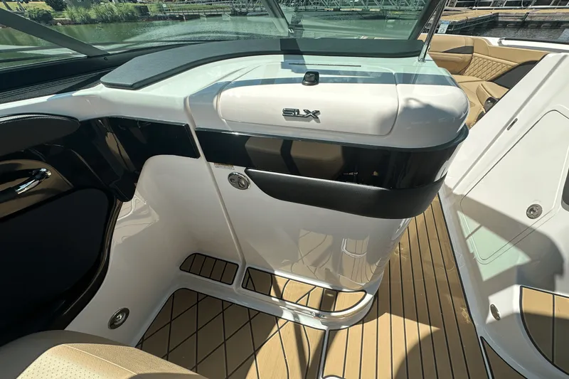 Slide: The Image of Sea Ray SLX 280 2026 - 19
