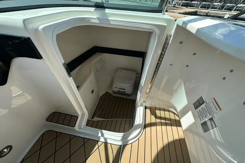 Slide: The Image of Sea Ray SLX 280 2026 - 20