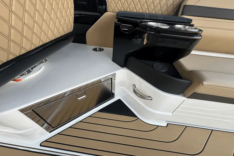 Slide: The Image of Sea Ray SLX 280 2026 - 23