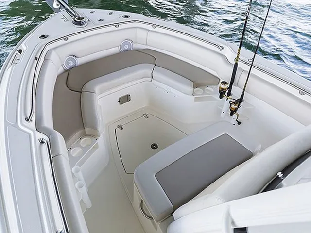 Slide: The Image of Boston Whaler 230 Outrage 2026 - 16
