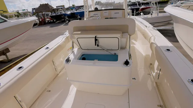 Slide: The Image of Boston Whaler 230 Outrage 2026 - 23