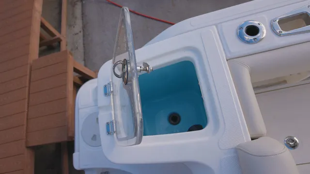 Slide: The Image of Boston Whaler 230 Outrage 2026 - 24
