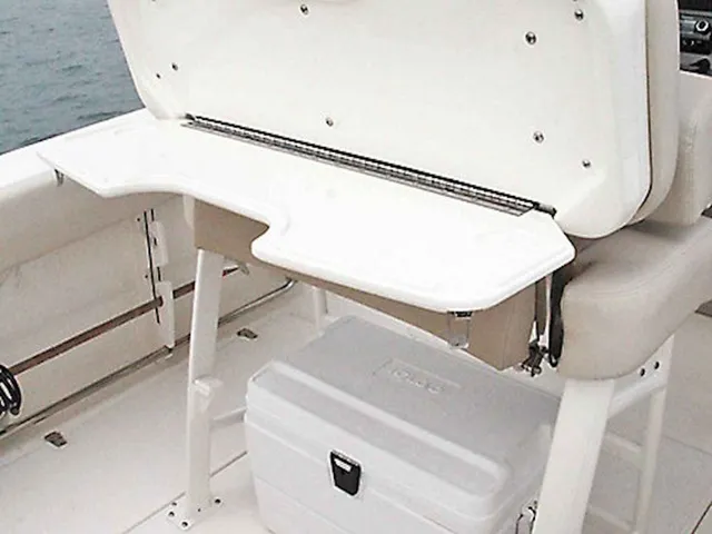 Slide: The Image of Boston Whaler 230 Outrage 2026 - 8