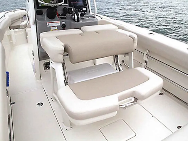 Slide: The Image of Boston Whaler 230 Outrage 2026 - 21