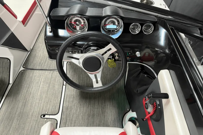 Slide: The Image of Glastron GTS 205 2019 - 41