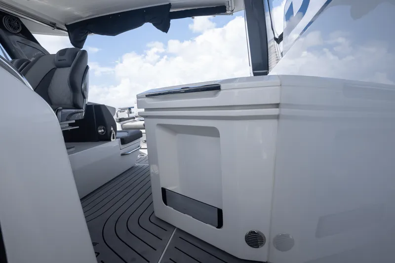 Slide: The Image of Galeon 325 GTO 2024 - 34