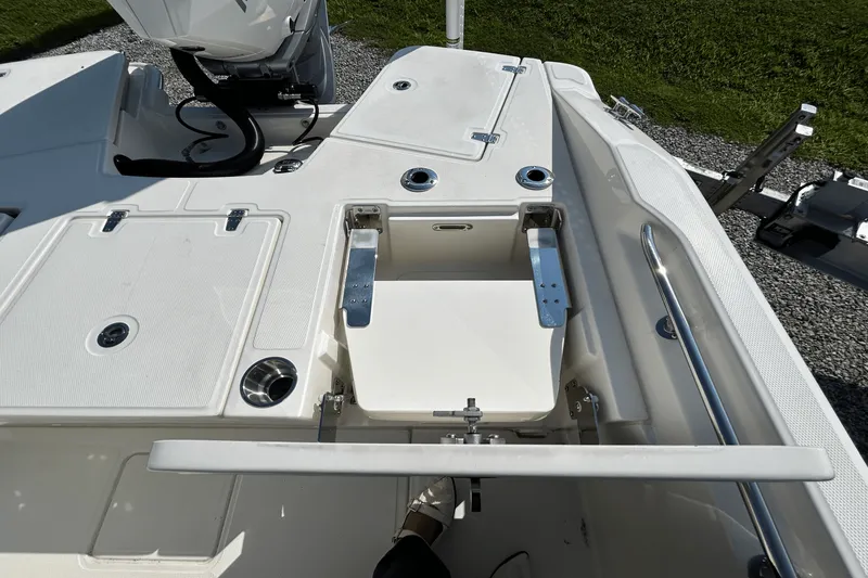 Slide: The Image of Boston Whaler 250 Dauntless 2026 - 11