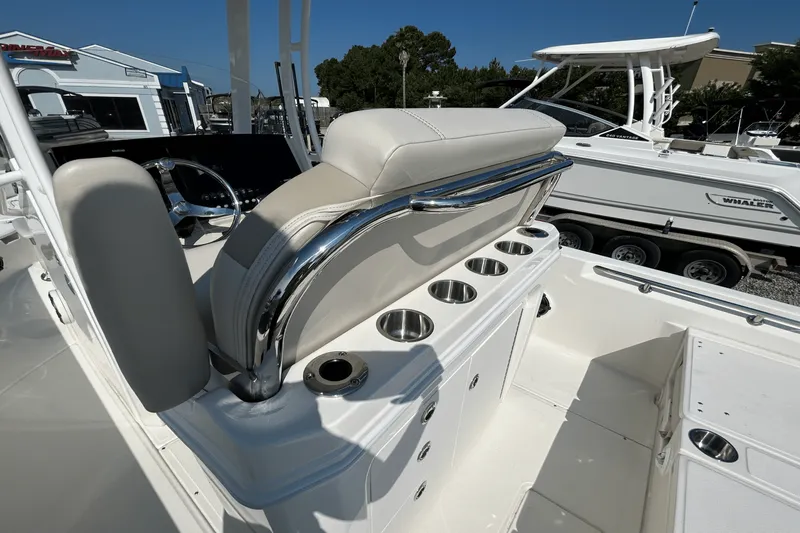 Slide: The Image of Boston Whaler 250 Dauntless 2026 - 12