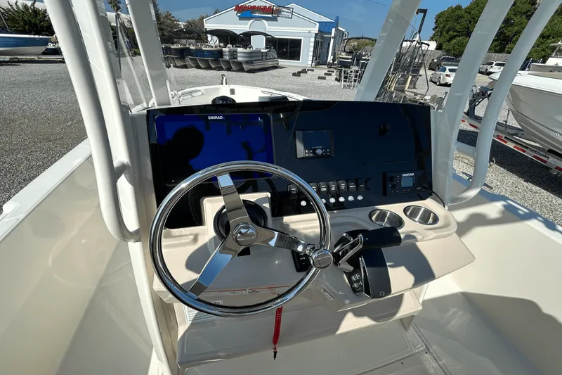 Slide: The Image of Boston Whaler 250 Dauntless 2026 - 14