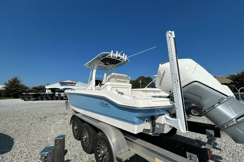 Slide: The Image of Boston Whaler 250 Dauntless 2026 - 3