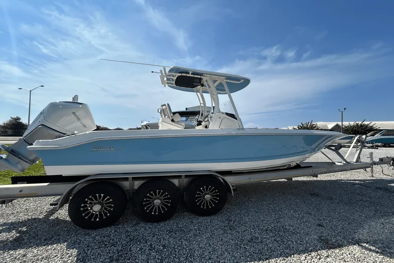 Slide: The Image of Boston Whaler 250 Dauntless 2026 - 4