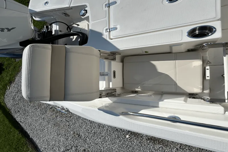 Slide: The Image of Boston Whaler 250 Dauntless 2026 - 9