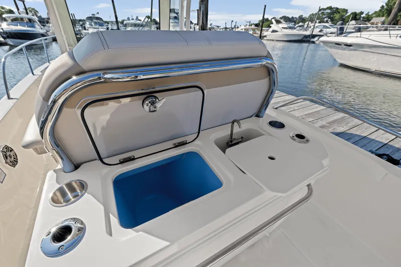 Slide: The Image of Boston Whaler 280 Dauntless 2025 - 13