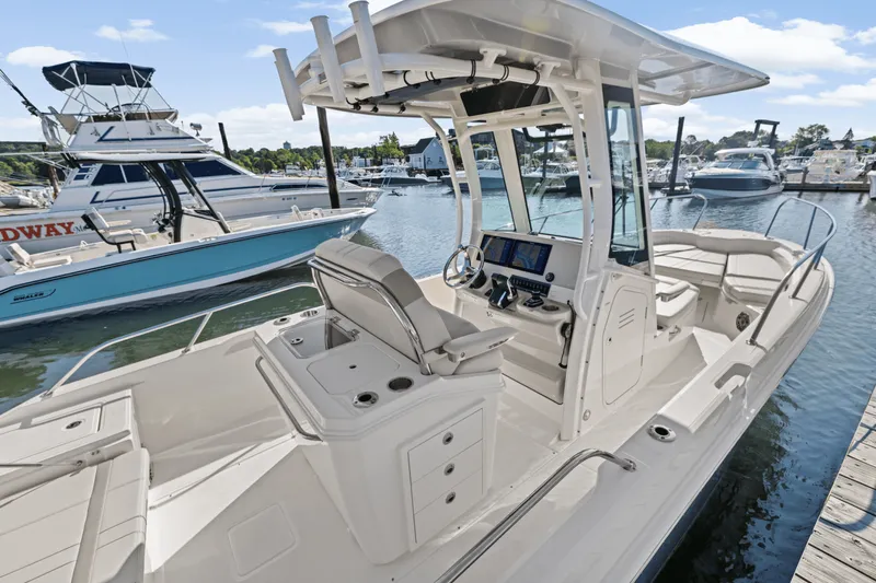 Slide: The Image of Boston Whaler 280 Dauntless 2025 - 15