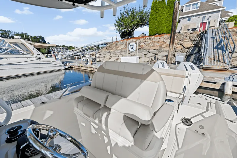 Slide: The Image of Boston Whaler 280 Dauntless 2025 - 17