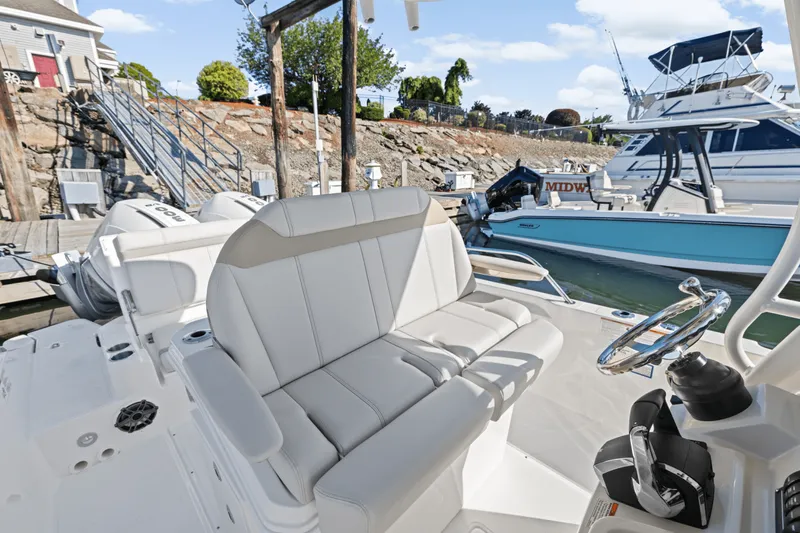 Slide: The Image of Boston Whaler 280 Dauntless 2025 - 18