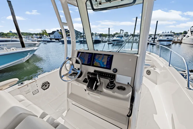 Slide: The Image of Boston Whaler 280 Dauntless 2025 - 19